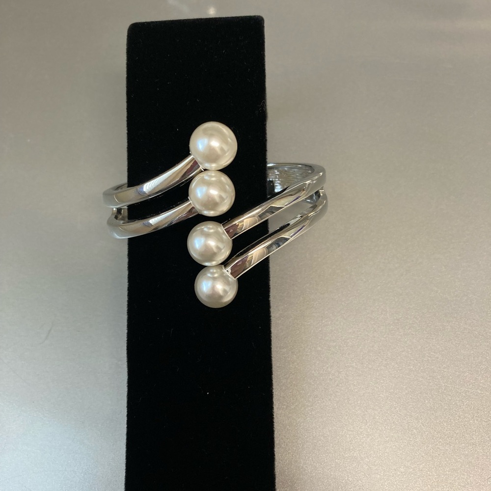 Bracelet. Silver Tone with Pearls. STATEMENT ONE. - Picture 1 of 9